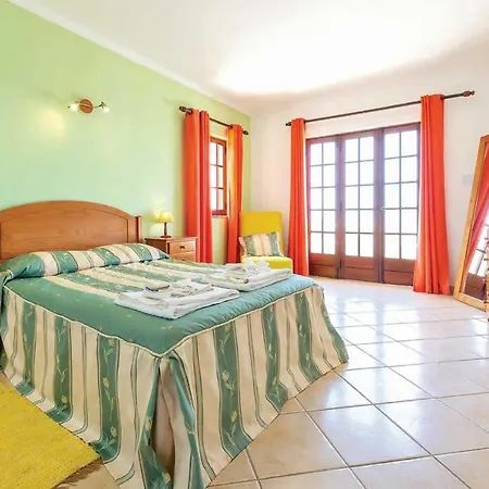 Sleeps 6 Air Con Wifi