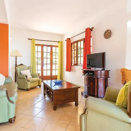 Villa Sleeps 6 Air Con Wifi